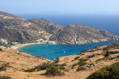Mylopotas Sahili 'nin en iyi manzarası, Ios Adası' nın en popüler plajı. Cyclades, Yunanistan