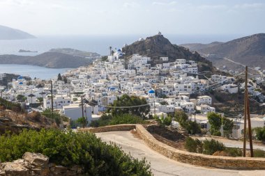 Chora 'nın Ios' taki güzel Kiklad mimarisi. Ios Adası, Ege Denizi 'nde popüler bir turizm merkezidir. Cyclades Adaları, Yunanistan