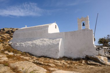 Ios Adası 'ndaki geleneksel beyaz boyalı Yunan şapeli. Cyclades, Yunanistan