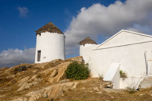 位于美丽的Chora的Cycladic镇的Ios岛的传统希腊风车 — 图库照片