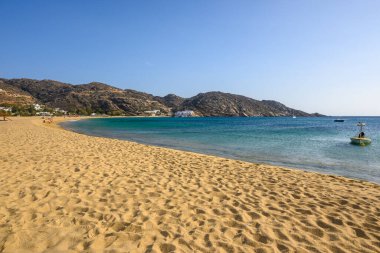 Ios Adası 'ndaki Mylopotas plajı. Altın kumu ve masmavi suları olan harika bir sahil. Cyclades, Yunanistan
