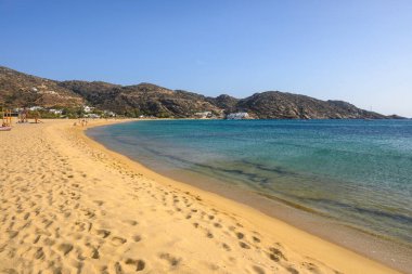 Ios Adası 'ndaki Mylopotas plajı. Altın kumu ve masmavi suları olan harika bir sahil. Cyclades, Yunanistan