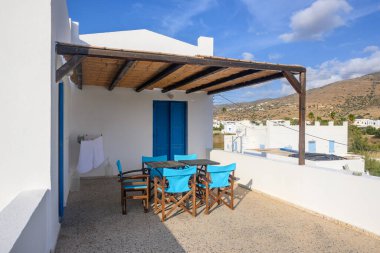 Ios, Yunanistan - 20 Eylül 2020: Ios adasındaki Yunan yazlığının balkonunda. Yunanistan