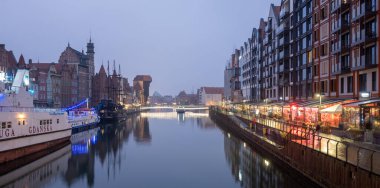 Gdansk, Polonya - 12 Aralık 2020: Gdansk Eski Şehir ve Motlawa Nehri. Polonya, Avrupa.