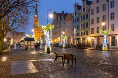 Gdansk, Polonya - 12 Aralık 2020: Gdansk 'taki ortaçağ Long Market caddesinde Noel manzarası. Polonya