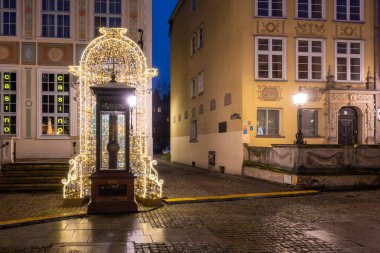 Gdansk, Polonya - 12 Aralık 2020: Gdansk 'taki ortaçağ Long Market caddesinde Noel manzarası. Polonya