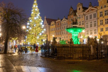 Gdansk, Polonya - 12 Aralık 2020: Gdansk 'taki ortaçağ Long Market caddesinde Noel manzarası. Polonya