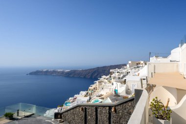 Santorini Yunanistan, 17 Eylül 2020: Santorini 'deki Imerovigli köyünde geleneksel Yunan mimarisi. Cyclades Adaları, Yunanistan
