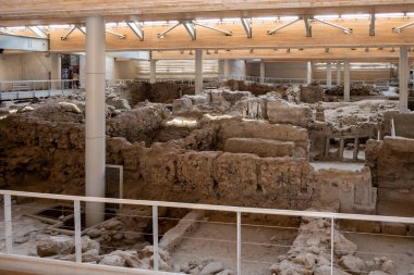 Santorini, Yunanistan - 18 Eylül 2020: Ege 'nin en önemli tarih öncesi yerleşimlerinden biri olan tarih öncesi Akrotiri kentinin içi. Yunanistan 'ın Santorini kentindeki Akrotiri arkeolojik sahası