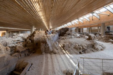 Santorini, Yunanistan - 18 Eylül 2020: Ege 'nin en önemli tarih öncesi yerleşimlerinden biri olan tarih öncesi Akrotiri kentinin içi. Yunanistan 'ın Santorini kentindeki Akrotiri arkeolojik sahası