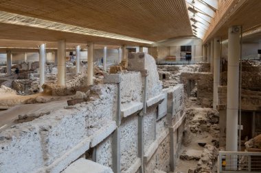 Santorini, Yunanistan - 18 Eylül 2020: Ege 'nin en önemli tarih öncesi yerleşimlerinden biri olan tarih öncesi Akrotiri kasabasında bulunan antik binalar. Yunanistan 'ın Santorini kentindeki Akrotiri arkeolojik sahası