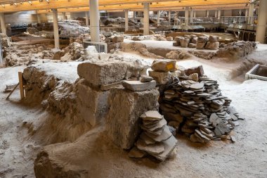 Santorini, Yunanistan - 18 Eylül 2020: Ege 'nin en önemli tarih öncesi yerleşimlerinden biri olan tarih öncesi Akrotiri kasabasında yapılan kazılar. Yunanistan 'ın Santorini kentindeki Akrotiri arkeolojik sahası