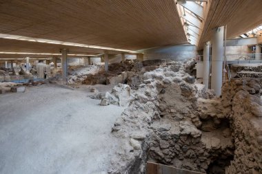 Santorini, Yunanistan - 18 Eylül 2020: Ege 'nin en önemli tarih öncesi yerleşimlerinden biri olan tarih öncesi Akrotiri kasabasında yapılan kazılar. Yunanistan 'ın Santorini kentindeki Akrotiri arkeolojik sahası