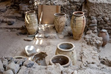 Santorini, Yunanistan - 18 Eylül 2020: Ege 'nin en önemli tarih öncesi yerleşimlerinden biri olan tarih öncesi Akrotiri kasabasında bulunan antik çömlek. Yunanistan 'ın Santorini kentindeki Akrotiri arkeolojik sahası