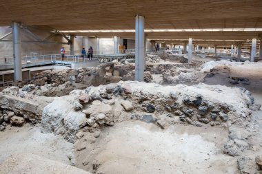 Santorini, Yunanistan - 18 Eylül 2020: Ege 'nin en önemli tarih öncesi yerleşimlerinden biri olan tarih öncesi Akrotiri kentinin içi. Yunanistan 'ın Santorini kentindeki Akrotiri arkeolojik sahası