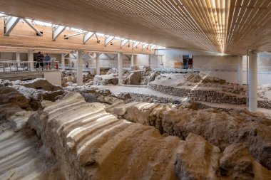 Santorini, Yunanistan - 18 Eylül 2020: Ege 'nin en önemli tarih öncesi yerleşimlerinden biri olan tarih öncesi Akrotiri kentinin içi. Yunanistan 'ın Santorini kentindeki Akrotiri arkeolojik sahası