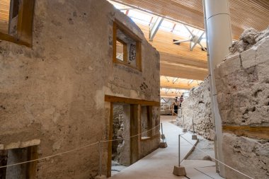 Santorini, Yunanistan - 18 Eylül 2020: Ege 'nin en önemli tarih öncesi yerleşimlerinden biri olan tarih öncesi Akrotiri kasabasında bulunan antik binalar. Yunanistan 'ın Santorini kentindeki Akrotiri arkeolojik sahası