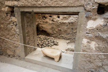 Santorini, Yunanistan - 18 Eylül 2020: Ege 'nin en önemli tarih öncesi yerleşimlerinden biri olan tarih öncesi Akrotiri kasabasında yapılan kazılar. Yunanistan 'ın Santorini kentindeki Akrotiri arkeolojik sahası