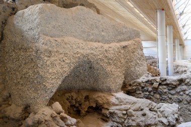 Santorini, Yunanistan - 18 Eylül 2020: Ege 'nin en önemli tarih öncesi yerleşimlerinden biri olan tarih öncesi Akrotiri kasabasında yapılan kazılar. Yunanistan 'ın Santorini kentindeki Akrotiri arkeolojik sahası