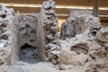 Santorini, Yunanistan - 18 Eylül 2020: Ege 'nin en önemli tarih öncesi yerleşimlerinden biri olan tarih öncesi Akrotiri kasabasında yapılan kazılar. Yunanistan 'ın Santorini kentindeki Akrotiri arkeolojik sahası