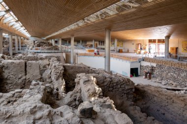 Santorini, Yunanistan - 18 Eylül 2020: Ege 'nin en önemli tarih öncesi yerleşimlerinden biri olan tarih öncesi Akrotiri kentinin içi. Yunanistan 'ın Santorini kentindeki Akrotiri arkeolojik sahası