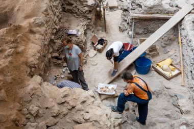 Santorini, Yunanistan - 18 Eylül 2020: Ege 'nin en önemli tarih öncesi yerleşimlerinden biri olan tarih öncesi Akrotiri kasabasında arkeolojik çalışmalar. Yunanistan 'ın Santorini kentindeki Akrotiri arkeolojik sahası