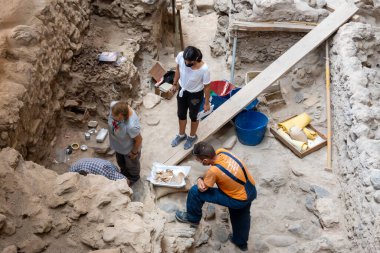 Santorini, Yunanistan - 18 Eylül 2020: Ege 'nin en önemli tarih öncesi yerleşimlerinden biri olan tarih öncesi Akrotiri kasabasında arkeolojik çalışmalar. Yunanistan 'ın Santorini kentindeki Akrotiri arkeolojik sahası