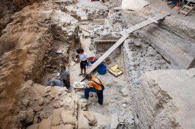 Santorini, Yunanistan - 18 Eylül 2020: Ege 'nin en önemli tarih öncesi yerleşimlerinden biri olan tarih öncesi Akrotiri kasabasında arkeolojik çalışmalar. Yunanistan 'ın Santorini kentindeki Akrotiri arkeolojik sahası