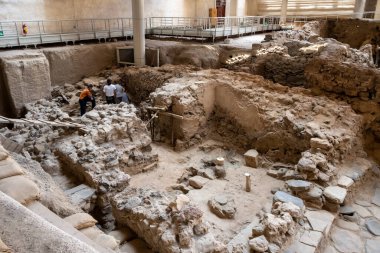 Santorini, Yunanistan - 18 Eylül 2020: Ege 'nin en önemli tarih öncesi yerleşimlerinden biri olan tarih öncesi Akrotiri kasabasında yapılan kazılar. Yunanistan 'ın Santorini kentindeki Akrotiri arkeolojik sahası