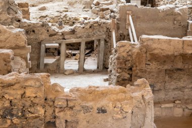 Santorini, Yunanistan - 18 Eylül 2020: Ege 'nin en önemli tarih öncesi yerleşimlerinden biri olan tarih öncesi Akrotiri kasabasında yapılan kazılar. Yunanistan 'ın Santorini kentindeki Akrotiri arkeolojik sahası