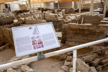 Santorini, Yunanistan - 18 Eylül 2020: Ege 'nin en önemli tarih öncesi yerleşimlerinden biri olan tarih öncesi Akrotiri kasabasındaki bilgi kurulu. Yunanistan 'ın Santorini kentindeki Akrotiri arkeolojik sahası