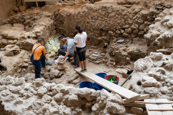 Santorini, Yunanistan - 18 Eylül 2020: Ege 'nin en önemli tarih öncesi yerleşimlerinden biri olan tarih öncesi Akrotiri kasabasında arkeolojik çalışmalar. Yunanistan 'ın Santorini kentindeki Akrotiri arkeolojik alanı - 18 Eylül, 20 Eylül