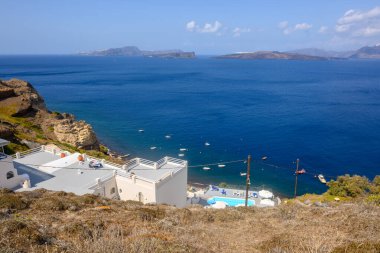 Santorini, Yunanistan - 18 Eylül 2020: Kalderaya ve Santorini kayalıklarına bakan Yunan tatil villası