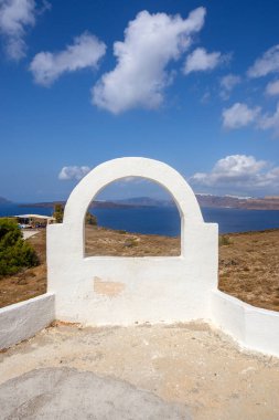 Santorini Adası. Yunanistan 'ın kayalık ve kaldera manzaralı beyaz mavi penceresi