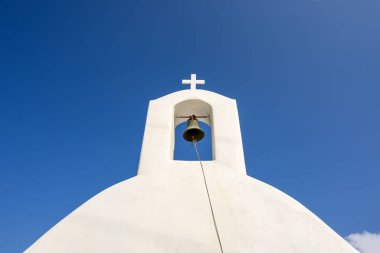 Geleneksel Yunan kilisesinin çan kulesi. Santorini, Yunanistan