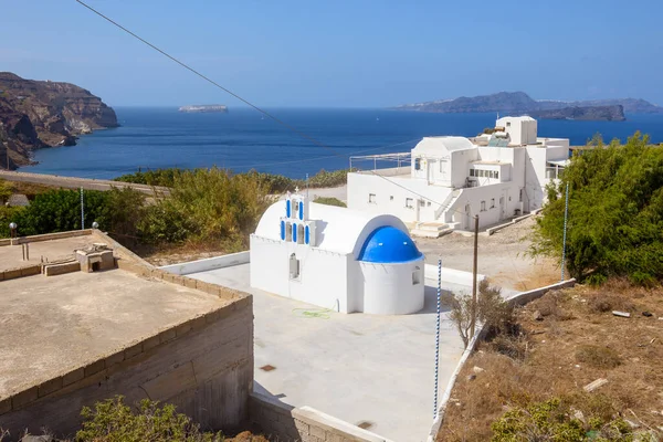 サントリーニ島の青いドームを持つ青い海とギリシャの教会 ギリシャ — ストック写真