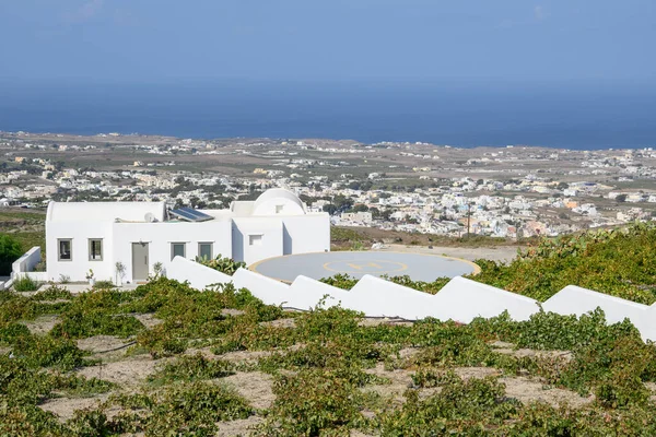 希腊圣托里尼 2020年9月18日 在圣托里尼岛上有直升机停机坪的夏季希腊别墅 Cyclades — 图库照片