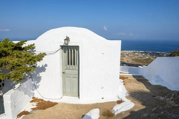 Παραδοσιακό Ελληνικό Εκκλησάκι Στον Πύργο Της Σαντορίνης Ελλάδα — Φωτογραφία Αρχείου