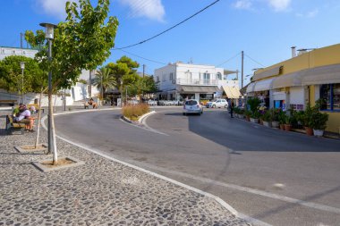 Santorini, Yunanistan - 18 Eylül 2020: Pyrgos, Santorini 'nin en pitoresk köyü. Cyclades Adaları, Yunanistan