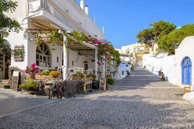 Santorini, Yunanistan - 18 Eylül 2020: Pyrgos, Santorini 'nin en pitoresk köyü. Cyclades Adaları, Yunanistan
