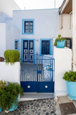 Santorini, Yunanistan - 18 Eylül 2020: Pyrgos 'un mimarisi, Santorini' nin en güzel köyü. Cyclades Adaları, Yunanistan