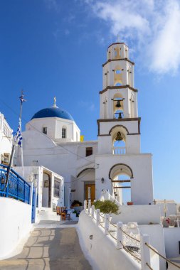 Santorini, Yunanistan - 18 Eylül 2020: Pyrgos 'taki kilise, Santorini' nin en pitoresk köyü. Cyclades Adaları, Yunanistan