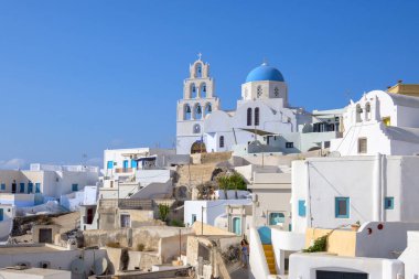 Santorini, Yunanistan - 18 Eylül 2020: Pyrgos, Santorini 'nin en pitoresk köyü. Cyclades Adaları, Yunanistan