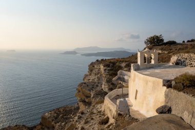 Yunanistan 'ın Santorini adasındaki kaldera ve kayalıkların manzarası
