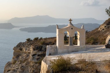 Yunanistan 'ın Santorini adasındaki uçurum üzerindeki kilise ve kaldera manzarası