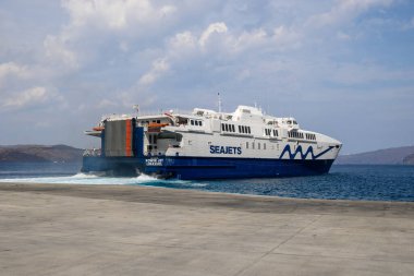 Santorini, Yunanistan - 19 Eylül 2020: Yunanistan 'ın Santorini Adası Athinios limanından kalkan yüksek hızlı feribot