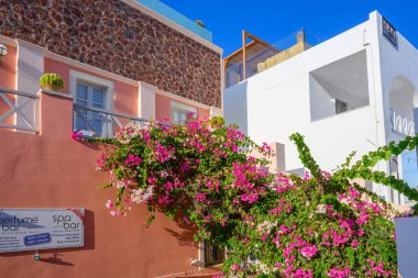 Santorini, Yunanistan - 17 Eylül 2020: Santorini 'deki Oia köyünün mimarisi. Cyclades, Yunanistan