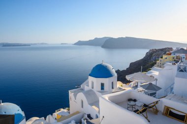 Santorini, Yunanistan - 17 Eylül 2020: Santorini 'deki Oia köyünden Caldera manzarası. Cyclades Adaları, Yunanistan