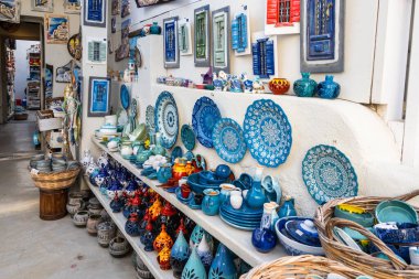 Santorini, Yunanistan - 17 Eylül 2020: Oia köyündeki hediyelik eşya dükkanı. Santorini Adası. Yunanistan