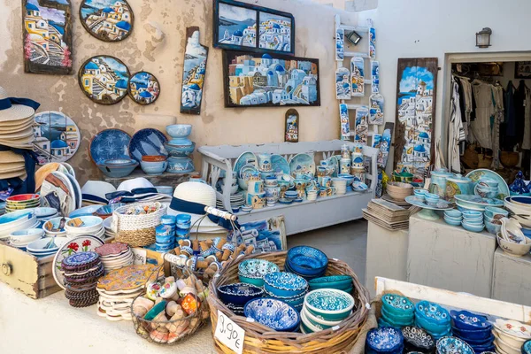Santorini, Yunanistan - 17 Eylül 2020: Oia köyündeki hediyelik eşya dükkanı. Santorini Adası. Yunanistan